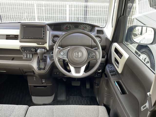 ホンダ Ｎ ＢＯＸ L 愛知県 2023(令5)年 0.5万km プレミアムサンライトホワイトパール /禁煙//純正メモリーナビ（VXM-235Ci）//CD・SD・BT//バックカメラ//パワースライドドア//ETC//前席シートヒーター//衝突軽減ブレーキ（CMBS）//誤発進抑制機能//歩行者事故低減ステアリング//路外逸脱抑制機能///渋滞追従機能付アダプティブクルーズコントロール（ACC）//車線維持支援システム（LKAS）//先行車発進お知らせ機能//標識認識機能//後方誤発進抑制機能//オートハイビーム//LEDオートライト//前後ドライブレコーダー（HDR965GW）//コーナーセンサー//電子ホールド//プッシュスタート//ステアリングスイッチ//チップアップシート//リアロールサンシェイド//シートバックテーブル//ISOFIX//アイドリングストップ//保証書//スペアキー