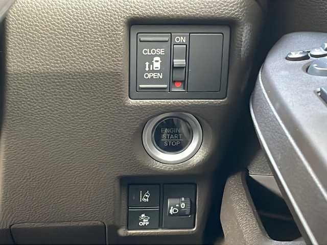 ホンダ Ｎ ＢＯＸ L 愛知県 2023(令5)年 0.5万km プレミアムサンライトホワイトパール /禁煙//純正メモリーナビ（VXM-235Ci）//CD・SD・BT//バックカメラ//パワースライドドア//ETC//前席シートヒーター//衝突軽減ブレーキ（CMBS）//誤発進抑制機能//歩行者事故低減ステアリング//路外逸脱抑制機能///渋滞追従機能付アダプティブクルーズコントロール（ACC）//車線維持支援システム（LKAS）//先行車発進お知らせ機能//標識認識機能//後方誤発進抑制機能//オートハイビーム//LEDオートライト//前後ドライブレコーダー（HDR965GW）//コーナーセンサー//電子ホールド//プッシュスタート//ステアリングスイッチ//チップアップシート//リアロールサンシェイド//シートバックテーブル//ISOFIX//アイドリングストップ//保証書//スペアキー