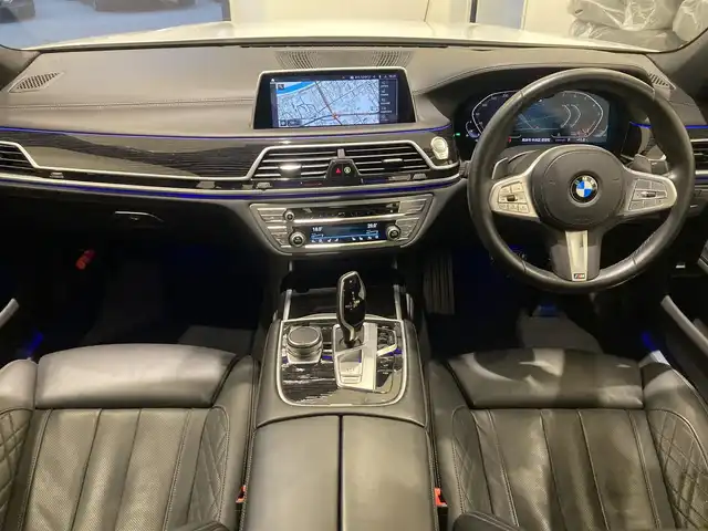 ＢＭＷ ７４０ｉ Mスポーツ 熊本県 2019(令1)年 4万km アルピンホワイトⅢ ・スマートキー/・プッシュスタート/・サンルーフ/・インテリジェントセーフティ/・注意喚起アシスタント/・レーンチェンジアシスト/・パーキングアシスト/・PDC自動起動/・アクティブPDC緊急ブレーキ/・クルーズコントロール(追従式)/・黒革シート/・前席パワーシート/・前席エアシート /・全席シートヒーター /・純正HDDナビ/　【DVD・Bluetooth・USB・MSV・AppieCarPlay】/・harman/kardonサウンドシステム/・フルセグTV/・全方位カメラ/・ETC/・パワートランク/・LEDヘッドランプ/・純正マット/・保証書/取説/・