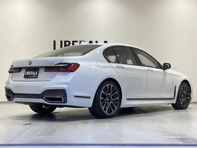 ＢＭＷ ７４０ｉ Mスポーツ 熊本県 2019(令1)年 4万km アルピンホワイトⅢ ・スマートキー/・プッシュスタート/・サンルーフ/・インテリジェントセーフティ/・注意喚起アシスタント/・レーンチェンジアシスト/・パーキングアシスト/・PDC自動起動/・アクティブPDC緊急ブレーキ/・クルーズコントロール(追従式)/・黒革シート/・前席パワーシート/・前席エアシート /・全席シートヒーター /・純正HDDナビ/　【DVD・Bluetooth・USB・MSV・AppieCarPlay】/・harman/kardonサウンドシステム/・フルセグTV/・全方位カメラ/・ETC/・パワートランク/・LEDヘッドランプ/・純正マット/・保証書/取説/・