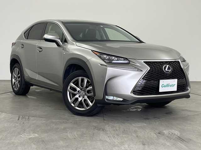レクサス ＮＸ 300h Iパッケージ 兵庫県 2015(平27)年 8.2万km ソニックチタニウム ・純正ナビ/TV/BT/SD/CD/DVD/・革シート/・パワーシート（運転席/助手席）/・シートヒーター/・ステアリングヒーター/・電動パーキングブレーキ/・オートブレーキホールド/・３眼ＬＥＤライト/・純正１８オプションアルミホイール/・純正フロアマット/・Fスポーツ仕様スピンドルグリル/・パドルシフト/・クルーズコントロール/・衝突軽減ブレーキ/・横滑り防止装置/・バックカメラ/・スマートキー/・プッシュスタートボタン/・ステアリングスイッチ