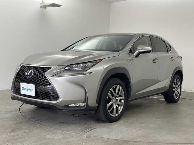 レクサス ＮＸ 300h Iパッケージ 兵庫県 2015(平27)年 8.2万km ソニックチタニウム ・純正ナビ/TV/BT/SD/CD/DVD/・革シート/・パワーシート（運転席/助手席）/・シートヒーター/・ステアリングヒーター/・電動パーキングブレーキ/・オートブレーキホールド/・３眼ＬＥＤライト/・純正１８オプションアルミホイール/・純正フロアマット/・Fスポーツ仕様スピンドルグリル/・パドルシフト/・クルーズコントロール/・衝突軽減ブレーキ/・横滑り防止装置/・バックカメラ/・スマートキー/・プッシュスタートボタン/・ステアリングスイッチ