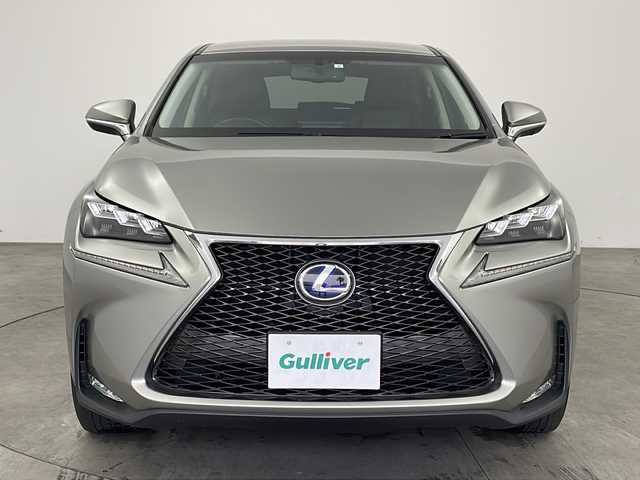 レクサス ＮＸ 300h Iパッケージ 兵庫県 2015(平27)年 8.2万km ソニックチタニウム ・純正ナビ/TV/BT/SD/CD/DVD/・革シート/・パワーシート（運転席/助手席）/・シートヒーター/・ステアリングヒーター/・電動パーキングブレーキ/・オートブレーキホールド/・３眼ＬＥＤライト/・純正１８オプションアルミホイール/・純正フロアマット/・Fスポーツ仕様スピンドルグリル/・パドルシフト/・クルーズコントロール/・衝突軽減ブレーキ/・横滑り防止装置/・バックカメラ/・スマートキー/・プッシュスタートボタン/・ステアリングスイッチ