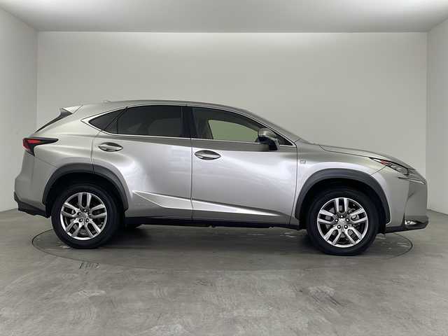 レクサス ＮＸ 300h Iパッケージ 兵庫県 2015(平27)年 8.2万km ソニックチタニウム ・純正ナビ/TV/BT/SD/CD/DVD/・革シート/・パワーシート（運転席/助手席）/・シートヒーター/・ステアリングヒーター/・電動パーキングブレーキ/・オートブレーキホールド/・３眼ＬＥＤライト/・純正１８オプションアルミホイール/・純正フロアマット/・Fスポーツ仕様スピンドルグリル/・パドルシフト/・クルーズコントロール/・衝突軽減ブレーキ/・横滑り防止装置/・バックカメラ/・スマートキー/・プッシュスタートボタン/・ステアリングスイッチ