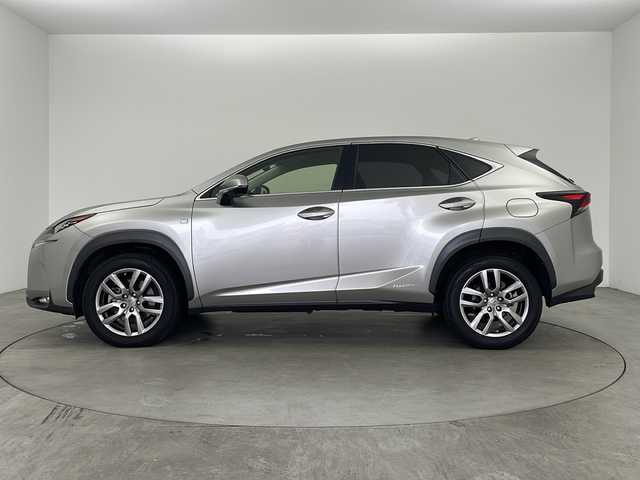 レクサス ＮＸ 300h Iパッケージ 兵庫県 2015(平27)年 8.2万km ソニックチタニウム ・純正ナビ/TV/BT/SD/CD/DVD/・革シート/・パワーシート（運転席/助手席）/・シートヒーター/・ステアリングヒーター/・電動パーキングブレーキ/・オートブレーキホールド/・３眼ＬＥＤライト/・純正１８オプションアルミホイール/・純正フロアマット/・Fスポーツ仕様スピンドルグリル/・パドルシフト/・クルーズコントロール/・衝突軽減ブレーキ/・横滑り防止装置/・バックカメラ/・スマートキー/・プッシュスタートボタン/・ステアリングスイッチ