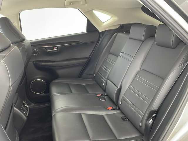 レクサス ＮＸ 300h Iパッケージ 兵庫県 2015(平27)年 8.2万km ソニックチタニウム ・純正ナビ/TV/BT/SD/CD/DVD/・革シート/・パワーシート（運転席/助手席）/・シートヒーター/・ステアリングヒーター/・電動パーキングブレーキ/・オートブレーキホールド/・３眼ＬＥＤライト/・純正１８オプションアルミホイール/・純正フロアマット/・Fスポーツ仕様スピンドルグリル/・パドルシフト/・クルーズコントロール/・衝突軽減ブレーキ/・横滑り防止装置/・バックカメラ/・スマートキー/・プッシュスタートボタン/・ステアリングスイッチ