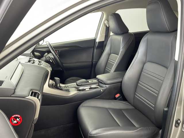 レクサス ＮＸ 300h Iパッケージ 兵庫県 2015(平27)年 8.2万km ソニックチタニウム ・純正ナビ/TV/BT/SD/CD/DVD/・革シート/・パワーシート（運転席/助手席）/・シートヒーター/・ステアリングヒーター/・電動パーキングブレーキ/・オートブレーキホールド/・３眼ＬＥＤライト/・純正１８オプションアルミホイール/・純正フロアマット/・Fスポーツ仕様スピンドルグリル/・パドルシフト/・クルーズコントロール/・衝突軽減ブレーキ/・横滑り防止装置/・バックカメラ/・スマートキー/・プッシュスタートボタン/・ステアリングスイッチ