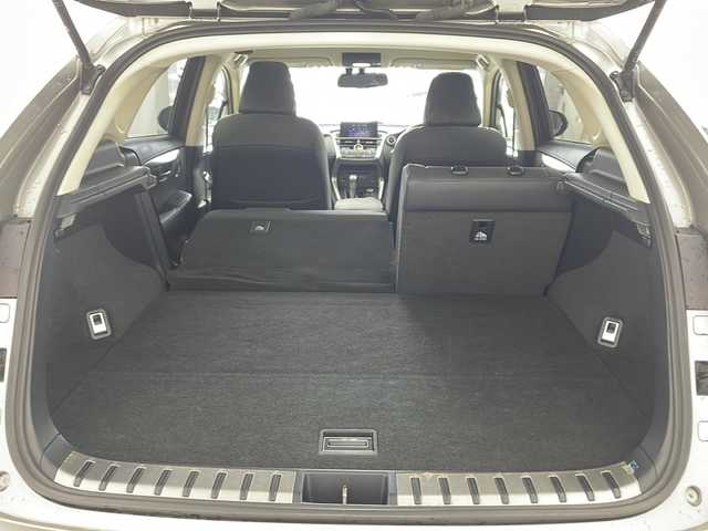 レクサス ＮＸ 300h Iパッケージ 兵庫県 2015(平27)年 8.2万km ソニックチタニウム ・純正ナビ/TV/BT/SD/CD/DVD/・革シート/・パワーシート（運転席/助手席）/・シートヒーター/・ステアリングヒーター/・電動パーキングブレーキ/・オートブレーキホールド/・３眼ＬＥＤライト/・純正１８オプションアルミホイール/・純正フロアマット/・Fスポーツ仕様スピンドルグリル/・パドルシフト/・クルーズコントロール/・衝突軽減ブレーキ/・横滑り防止装置/・バックカメラ/・スマートキー/・プッシュスタートボタン/・ステアリングスイッチ