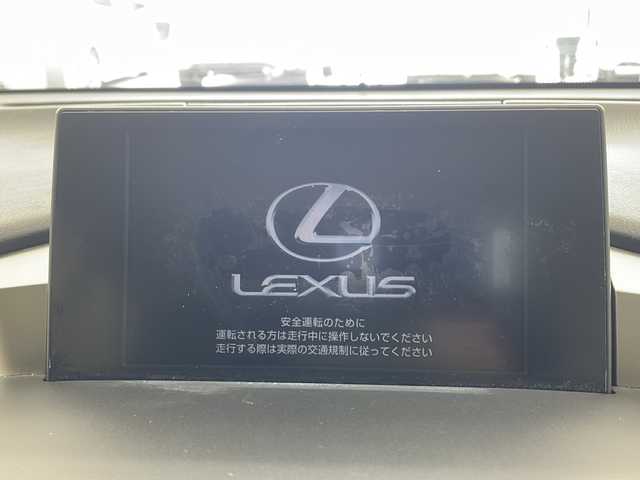 レクサス ＮＸ 300h Iパッケージ 兵庫県 2015(平27)年 8.2万km ソニックチタニウム ・純正ナビ/TV/BT/SD/CD/DVD/・革シート/・パワーシート（運転席/助手席）/・シートヒーター/・ステアリングヒーター/・電動パーキングブレーキ/・オートブレーキホールド/・３眼ＬＥＤライト/・純正１８オプションアルミホイール/・純正フロアマット/・Fスポーツ仕様スピンドルグリル/・パドルシフト/・クルーズコントロール/・衝突軽減ブレーキ/・横滑り防止装置/・バックカメラ/・スマートキー/・プッシュスタートボタン/・ステアリングスイッチ
