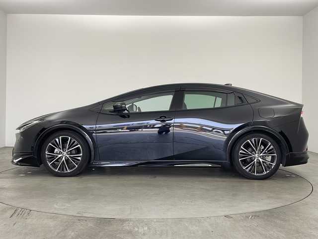 トヨタ プリウス Z 兵庫県 2023(令5)年 2.8万km アティチュードブラックマイカ ・純正12.3インチナビ＆BT＆TV＆Miracast/・モデリスタエアロ/・置くだけ充電/・トヨタセーフティセンス/・プリクラッシュセーフティセンス/・アラウンドビューモニター/・クリアランスソナー/・ブラインドスポットモニター/・レーンディパーチャーアラート/・プロアクティブドライビングアシスト/・オートマチックハイビーム/・デジタルインナーミラー/・ステアリングヒーター/・シートヒーター/・エアシート/・パワーシート/・シートメモリー/・パワーバックドア/・純正前後ドライブレコーダー/・電動パーキングブレーキ/・レザーシート/・純正19インチAW/・純正フロアマット/・ビルトインETC/・AC100V電源/・LEDライト/・革巻きステアリング