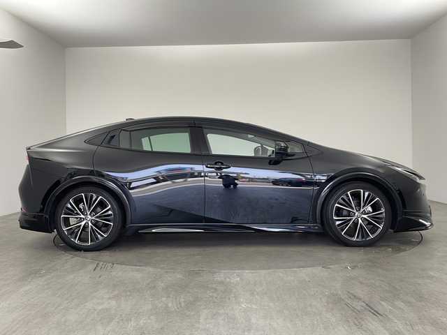 トヨタ プリウス Z 兵庫県 2023(令5)年 2.8万km アティチュードブラックマイカ ・純正12.3インチナビ＆BT＆TV＆Miracast/・モデリスタエアロ/・置くだけ充電/・トヨタセーフティセンス/・プリクラッシュセーフティセンス/・アラウンドビューモニター/・クリアランスソナー/・ブラインドスポットモニター/・レーンディパーチャーアラート/・プロアクティブドライビングアシスト/・オートマチックハイビーム/・デジタルインナーミラー/・ステアリングヒーター/・シートヒーター/・エアシート/・パワーシート/・シートメモリー/・パワーバックドア/・純正前後ドライブレコーダー/・電動パーキングブレーキ/・レザーシート/・純正19インチAW/・純正フロアマット/・ビルトインETC/・AC100V電源/・LEDライト/・革巻きステアリング