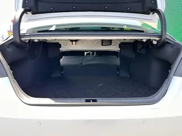 トヨタ カムリ WSレザーパッケージ 宮城県 2021(令3)年 4.2万km アティチュードブラックマイカ/プラチナホワイトパールマイカ JBLプレミアムサウンドシステム/ツートンカラー/・アティチュードブラックルーフ/・アティチュードブラックドアミラー/・ブラックウインドウモール/・アティチュードブラックリアスポイラー/＝＝＝/セーフティセンス/・プリクラッシュセーフティ/・レーンディパーチャーアラート/・オートマチックハイビーム/・レーダークルーズコントロール/ブラインドスポットモニター/リアクロストラフィックオートブレーキ/インテリジェントクリアランスソナー/カラーヘッドアップディスプレイ/8インチディスプレイオーディオ/・ナビ機能付/・CD/DVD/・Bluetooth/・フルセグTV/バックカメラ/ビルトインETC/レザーシート/シートヒーター/パワーシート/革巻きステアリング/ステアリングスイッチ/パドルシフト/電動パーキングブレーキ/ブレーキホールド/LEDヘッドランプ/フォグランプ/オートライト/スマートキー/プッシュスタート/電動格納ミラー/純正18インチAW/フロアマット/ラゲッジマット/ドアバイザー