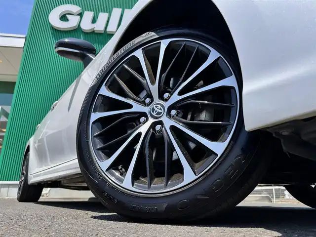 トヨタ カムリ WSレザーパッケージ 宮城県 2021(令3)年 4.2万km アティチュードブラックマイカ/プラチナホワイトパールマイカ JBLプレミアムサウンドシステム/ツートンカラー/・アティチュードブラックルーフ/・アティチュードブラックドアミラー/・ブラックウインドウモール/・アティチュードブラックリアスポイラー/＝＝＝/セーフティセンス/・プリクラッシュセーフティ/・レーンディパーチャーアラート/・オートマチックハイビーム/・レーダークルーズコントロール/ブラインドスポットモニター/リアクロストラフィックオートブレーキ/インテリジェントクリアランスソナー/カラーヘッドアップディスプレイ/8インチディスプレイオーディオ/・ナビ機能付/・CD/DVD/・Bluetooth/・フルセグTV/バックカメラ/ビルトインETC/レザーシート/シートヒーター/パワーシート/革巻きステアリング/ステアリングスイッチ/パドルシフト/電動パーキングブレーキ/ブレーキホールド/LEDヘッドランプ/フォグランプ/オートライト/スマートキー/プッシュスタート/電動格納ミラー/純正18インチAW/フロアマット/ラゲッジマット/ドアバイザー