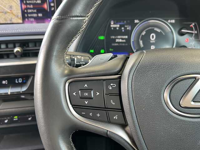 レクサス ＵＸ 250h アーバンエレガンス 静岡県 2021(令3)年 5.5万km ソニックチタニウム 安全機能/・プリクラッシュセーフティ/・レーダークルーズコントロール/・ブラインドスポットモニター/・レーンキープアシスト/純正メーカーナビ/・フルセグTV/・CD/DVD/Bluetooth/ラジオ/主要装備/・全方位カメラ/・パワーバックドア/・パワーシート/・シートヒーター/・ステアリングヒーター/・ビルトインETC/・純正ドラレコ/・レザーシート/・ルーフレール/・パドルシフト/・オートライト/・オートハイビーム/・ステアリングリモコン/・オートホールド