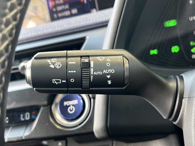レクサス ＵＸ 250h アーバンエレガンス 静岡県 2021(令3)年 5.5万km ソニックチタニウム 安全機能/・プリクラッシュセーフティ/・レーダークルーズコントロール/・ブラインドスポットモニター/・レーンキープアシスト/純正メーカーナビ/・フルセグTV/・CD/DVD/Bluetooth/ラジオ/主要装備/・全方位カメラ/・パワーバックドア/・パワーシート/・シートヒーター/・ステアリングヒーター/・ビルトインETC/・純正ドラレコ/・レザーシート/・ルーフレール/・パドルシフト/・オートライト/・オートハイビーム/・ステアリングリモコン/・オートホールド