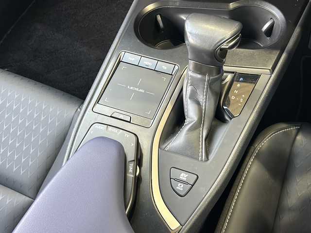 レクサス ＵＸ 250h アーバンエレガンス 静岡県 2021(令3)年 5.5万km ソニックチタニウム 安全機能/・プリクラッシュセーフティ/・レーダークルーズコントロール/・ブラインドスポットモニター/・レーンキープアシスト/純正メーカーナビ/・フルセグTV/・CD/DVD/Bluetooth/ラジオ/主要装備/・全方位カメラ/・パワーバックドア/・パワーシート/・シートヒーター/・ステアリングヒーター/・ビルトインETC/・純正ドラレコ/・レザーシート/・ルーフレール/・パドルシフト/・オートライト/・オートハイビーム/・ステアリングリモコン/・オートホールド