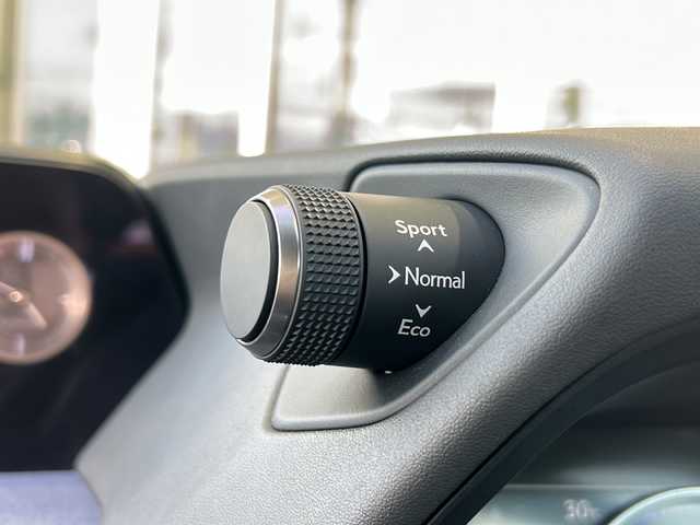 レクサス ＵＸ 250h アーバンエレガンス 静岡県 2021(令3)年 5.5万km ソニックチタニウム 安全機能/・プリクラッシュセーフティ/・レーダークルーズコントロール/・ブラインドスポットモニター/・レーンキープアシスト/純正メーカーナビ/・フルセグTV/・CD/DVD/Bluetooth/ラジオ/主要装備/・全方位カメラ/・パワーバックドア/・パワーシート/・シートヒーター/・ステアリングヒーター/・ビルトインETC/・純正ドラレコ/・レザーシート/・ルーフレール/・パドルシフト/・オートライト/・オートハイビーム/・ステアリングリモコン/・オートホールド