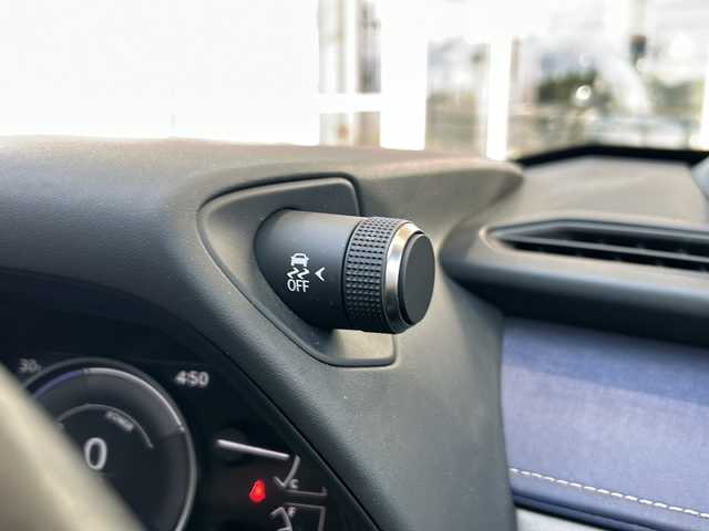 レクサス ＵＸ 250h アーバンエレガンス 静岡県 2021(令3)年 5.5万km ソニックチタニウム 安全機能/・プリクラッシュセーフティ/・レーダークルーズコントロール/・ブラインドスポットモニター/・レーンキープアシスト/純正メーカーナビ/・フルセグTV/・CD/DVD/Bluetooth/ラジオ/主要装備/・全方位カメラ/・パワーバックドア/・パワーシート/・シートヒーター/・ステアリングヒーター/・ビルトインETC/・純正ドラレコ/・レザーシート/・ルーフレール/・パドルシフト/・オートライト/・オートハイビーム/・ステアリングリモコン/・オートホールド