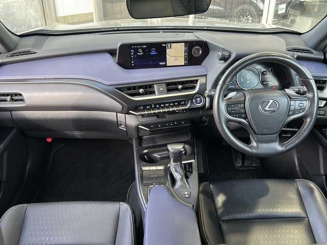 レクサス ＵＸ 250h アーバンエレガンス 静岡県 2021(令3)年 5.5万km ソニックチタニウム 安全機能/・プリクラッシュセーフティ/・レーダークルーズコントロール/・ブラインドスポットモニター/・レーンキープアシスト/純正メーカーナビ/・フルセグTV/・CD/DVD/Bluetooth/ラジオ/主要装備/・全方位カメラ/・パワーバックドア/・パワーシート/・シートヒーター/・ステアリングヒーター/・ビルトインETC/・純正ドラレコ/・レザーシート/・ルーフレール/・パドルシフト/・オートライト/・オートハイビーム/・ステアリングリモコン/・オートホールド