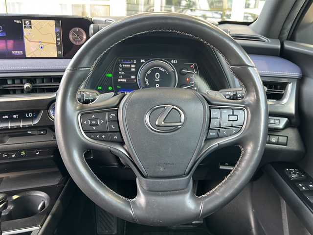 レクサス ＵＸ 250h アーバンエレガンス 静岡県 2021(令3)年 5.5万km ソニックチタニウム 安全機能/・プリクラッシュセーフティ/・レーダークルーズコントロール/・ブラインドスポットモニター/・レーンキープアシスト/純正メーカーナビ/・フルセグTV/・CD/DVD/Bluetooth/ラジオ/主要装備/・全方位カメラ/・パワーバックドア/・パワーシート/・シートヒーター/・ステアリングヒーター/・ビルトインETC/・純正ドラレコ/・レザーシート/・ルーフレール/・パドルシフト/・オートライト/・オートハイビーム/・ステアリングリモコン/・オートホールド