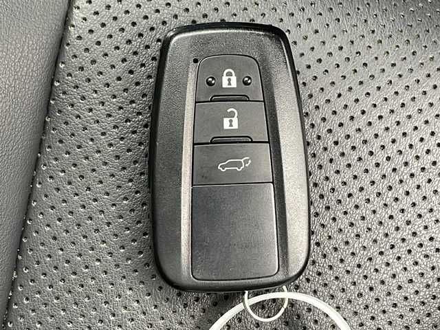 トヨタ ＲＡＶ４ G 千葉県 2022(令4)年 3.7万km アティチュードブラックマイカ 衝突軽減ブレーキ/レーンキープアシスト　/レーダークルーズコントロール　/前後コーナーセンサー/全方位カメラ/ブラインドスポットモニター/オートライトハイビーム　/LEDヘッドライト/電動リアゲート　/ステアリングヒーター/シートヒーター/エアシート/レザーシート/パワーシート　/シートメモリ/純正ディスプレイオーディオ/　BT/FM/AM/Miracast/ステアリングスイッチ/純正ビルトインETC/純正アルミホイール/純正フロアマット/純正ドアバイザー/スペアキー/スマートキー