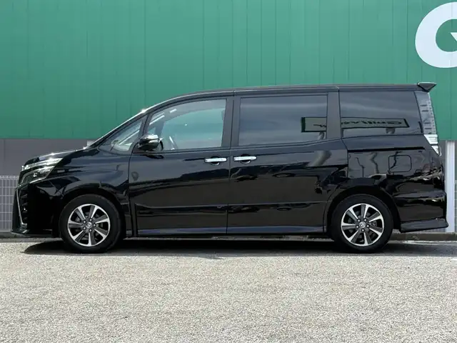 トヨタ ヴォクシー ZS 煌Ⅱ 千葉県 2020(令2)年 6.5万km ブラック ALPINE製メモリナビ（Bluetooth/CD/DVD/AM/FM)/フルセグ/ALPINE製フリップダウンモニター/バックカメラ/ETC2.0/両側パワースライドドア/クルーズコントロール/衝突軽減ブレーキ/横滑り防止装置/レーンキープアシスト/コーナーセンサー/オートマチックハイビーム