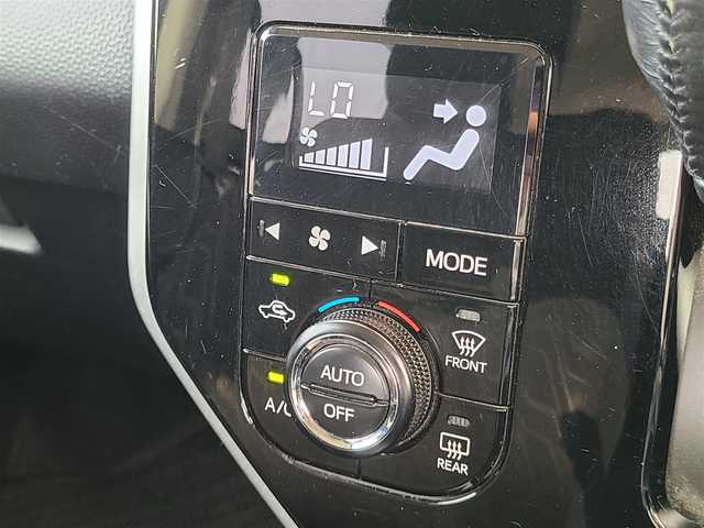 トヨタ ルーミー カスタムG S 福岡県 2017(平29)年 8.7万km ブラックマイカメタリック/レーザーブルークリスタルシャイン 2トーン メモリナビ/（AM/FM/CD/BT/フルセグTV）/クルーズコントロール/コーナーセンサー/バックカメラ/シートヒーター/両側パワースライドドア/衝突軽減システム/横滑り防止装置/２トンカラー/純正フロアマット/純正１４インチアルミホイール/純正LEDヘッドライト/アイドリングストップ/スマートキー/プッシュスタートボタン/ETC