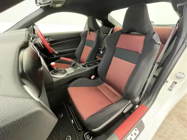 トヨタ ８６ GT 滋賀県 2013(平25)年 7.8万km サテンホワイトパール メモリーナビ/・Bluetooth/CD/DVD/ワンセグ/スマートキー/キセノンライト/純正１７AW/プッシュスタート/ETC/パドルシフト/オートエアコン/ABS