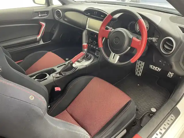 トヨタ ８６ GT 滋賀県 2013(平25)年 7.8万km サテンホワイトパール メモリーナビ/・Bluetooth/CD/DVD/ワンセグ/スマートキー/キセノンライト/純正１７AW/プッシュスタート/ETC/パドルシフト/オートエアコン/ABS