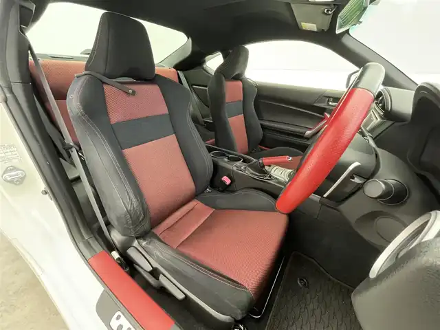 トヨタ ８６ GT 滋賀県 2013(平25)年 7.8万km サテンホワイトパール メモリーナビ/・Bluetooth/CD/DVD/ワンセグ/スマートキー/キセノンライト/純正１７AW/プッシュスタート/ETC/パドルシフト/オートエアコン/ABS