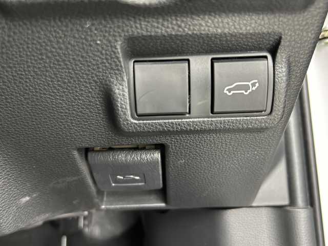 トヨタ カローラ クロス ハイブリッド Z 大阪府 2022(令4)年 1.5万km パール 純正9インチナビ/・Bluetooth/・フルセグTV/・ラジオ/・USB接続/トヨタセーフティセンス/・プリクラッシュセーフティー/・レーンディパーチャーアラート/・ブラインドスポットモニター/・レーダークルーズコントロール/・オートマチックハイビーム/パノラマミックビューモニター/バックカメラ/パワーバックドア/オートホールド/ルーフレール/前席シートヒーター/ビルトインETC