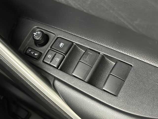 トヨタ カローラ クロス ハイブリッド Z 大阪府 2022(令4)年 1.5万km パール 純正9インチナビ/・Bluetooth/・フルセグTV/・ラジオ/・USB接続/トヨタセーフティセンス/・プリクラッシュセーフティー/・レーンディパーチャーアラート/・ブラインドスポットモニター/・レーダークルーズコントロール/・オートマチックハイビーム/パノラマミックビューモニター/バックカメラ/パワーバックドア/オートホールド/ルーフレール/前席シートヒーター/ビルトインETC