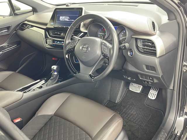 トヨタ Ｃ－ＨＲ G－T 道央・札幌 2016(平28)年 2.3万km ブラックマイカ ・4WD/・純正ナビ&CD&DVD&BT&TV/・バックカメラ/・セーフティセンスP/　プリクラッシュセーフティー/　レーンディパーチャーアシスト/　アダプティブクルーズコントロール/　オートマチックハイビーム/・ブラインドスポットモニター/・モデリスタエアロ/・前席シートヒーター/・ドライブレコーダー/・革巻ステアリング/・ステアリングリモコン/・電動パーキングブレーキ/・自動防眩ミラー/・トノカバー/・純正フロアマット/・純正ドアバイザー/・LEDヘッドライト/・フォグランプ/・オートライト