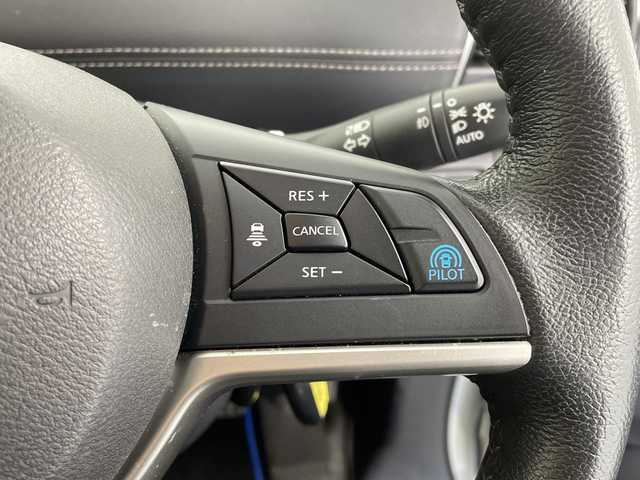 日産 セレナ e－パワー ハイウェイスター V 愛知県 2018(平30)年 5.4万km ブリリアントホワイトパール 2トーン 純正9インチナビ/・フルセグTV/・Bluetooth/・CD/・DVD/Blu-ray/・Music Stocker/・Walkman/USB/・iPod/・AM/Fm/アラウンドビューモニター/フリップダウンモニター/デジタルインナーミラー/プロパイロット/エマージェンシーブレーキ/パーキングアシスト/車線逸脱防止支援システム/ふらつき警報/フロント＆バックソナー/純正15アルミホイール/ETC/ドライブレコーダー/シートヒーター/ステアリングヒーター/両側パワースライドドア/スマートキー/プッシュスタート/横滑り防止装置