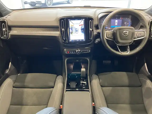 ボルボ ボルボ ＸＣ４０ アルティメット B4 AWDダークED 熊本県 2024(令6)年 0.9万km クリスタルホワイトP ・ワンオーナー/・スマートキー/・プッシュスタート/・衝突回避/・パークアシスト/・Ｐｉｌｏｔ Ａｓｓｉｓｔ/・ロードサインインフォメーション/・ブラインドスポットモニター/・クロストラフィックアラート/・ドライバーアラート/・レーンアシスタンス/・ハイビームアシスト/・クルーズコントロール(追従式)/・ハーフレザーシート/・前席パワーシート/・全席シートヒーター/・ハンドルヒーター/・純正Googleナビ/　【Bluetooth・USB・AppleCarPlay・AndroidAuto】/・harman/kardonサウンドシステム/・全方位カメラ/・ETC/・ワイヤレス充電/・LEDヘッドランプ/・LEDフォグランプ/・純正マット/・保証書/取説