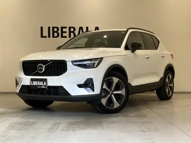 ボルボ ボルボ ＸＣ４０ アルティメット B4 AWDダークED 熊本県 2024(令6)年 0.9万km クリスタルホワイトP ・ワンオーナー/・スマートキー/・プッシュスタート/・衝突回避/・パークアシスト/・Ｐｉｌｏｔ Ａｓｓｉｓｔ/・ロードサインインフォメーション/・ブラインドスポットモニター/・クロストラフィックアラート/・ドライバーアラート/・レーンアシスタンス/・ハイビームアシスト/・クルーズコントロール(追従式)/・ハーフレザーシート/・前席パワーシート/・全席シートヒーター/・ハンドルヒーター/・純正Googleナビ/　【Bluetooth・USB・AppleCarPlay・AndroidAuto】/・harman/kardonサウンドシステム/・全方位カメラ/・ETC/・ワイヤレス充電/・LEDヘッドランプ/・LEDフォグランプ/・純正マット/・保証書/取説