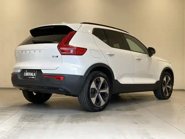 ボルボ ボルボ ＸＣ４０ アルティメット B4 AWDダークED 熊本県 2024(令6)年 0.9万km クリスタルホワイトP ・ワンオーナー/・スマートキー/・プッシュスタート/・衝突回避/・パークアシスト/・Ｐｉｌｏｔ Ａｓｓｉｓｔ/・ロードサインインフォメーション/・ブラインドスポットモニター/・クロストラフィックアラート/・ドライバーアラート/・レーンアシスタンス/・ハイビームアシスト/・クルーズコントロール(追従式)/・ハーフレザーシート/・前席パワーシート/・全席シートヒーター/・ハンドルヒーター/・純正Googleナビ/　【Bluetooth・USB・AppleCarPlay・AndroidAuto】/・harman/kardonサウンドシステム/・全方位カメラ/・ETC/・ワイヤレス充電/・LEDヘッドランプ/・LEDフォグランプ/・純正マット/・保証書/取説