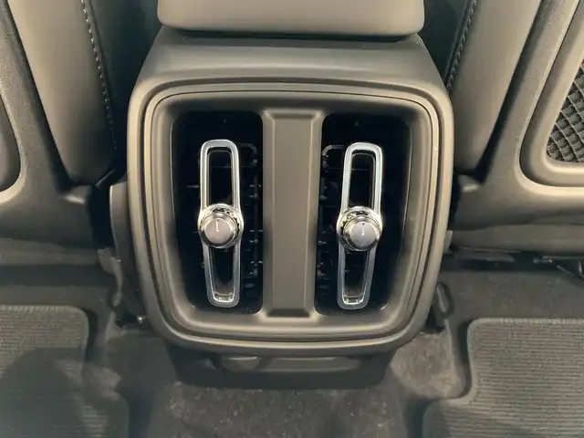 ボルボ ボルボ ＸＣ４０ アルティメット B4 AWDダークED 熊本県 2024(令6)年 0.9万km クリスタルホワイトP ・ワンオーナー/・スマートキー/・プッシュスタート/・衝突回避/・パークアシスト/・Ｐｉｌｏｔ Ａｓｓｉｓｔ/・ロードサインインフォメーション/・ブラインドスポットモニター/・クロストラフィックアラート/・ドライバーアラート/・レーンアシスタンス/・ハイビームアシスト/・クルーズコントロール(追従式)/・ハーフレザーシート/・前席パワーシート/・全席シートヒーター/・ハンドルヒーター/・純正Googleナビ/　【Bluetooth・USB・AppleCarPlay・AndroidAuto】/・harman/kardonサウンドシステム/・全方位カメラ/・ETC/・ワイヤレス充電/・LEDヘッドランプ/・LEDフォグランプ/・純正マット/・保証書/取説