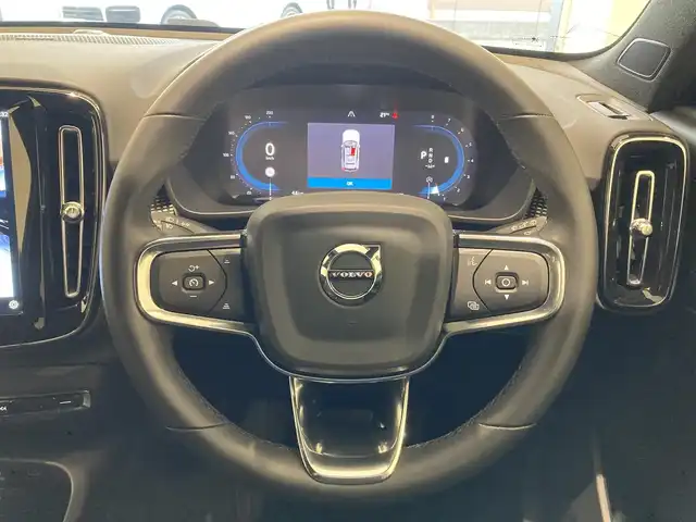 ボルボ ボルボ ＸＣ４０ アルティメット B4 AWDダークED 熊本県 2024(令6)年 0.9万km クリスタルホワイトP ・ワンオーナー/・スマートキー/・プッシュスタート/・衝突回避/・パークアシスト/・Ｐｉｌｏｔ Ａｓｓｉｓｔ/・ロードサインインフォメーション/・ブラインドスポットモニター/・クロストラフィックアラート/・ドライバーアラート/・レーンアシスタンス/・ハイビームアシスト/・クルーズコントロール(追従式)/・ハーフレザーシート/・前席パワーシート/・全席シートヒーター/・ハンドルヒーター/・純正Googleナビ/　【Bluetooth・USB・AppleCarPlay・AndroidAuto】/・harman/kardonサウンドシステム/・全方位カメラ/・ETC/・ワイヤレス充電/・LEDヘッドランプ/・LEDフォグランプ/・純正マット/・保証書/取説