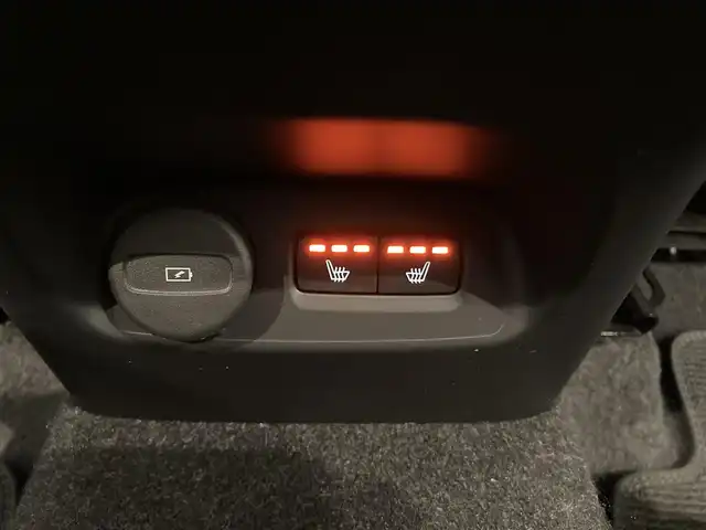 ボルボ ボルボ ＸＣ４０ アルティメット B4 AWDダークED 熊本県 2024(令6)年 0.9万km クリスタルホワイトP ・ワンオーナー/・スマートキー/・プッシュスタート/・衝突回避/・パークアシスト/・Ｐｉｌｏｔ Ａｓｓｉｓｔ/・ロードサインインフォメーション/・ブラインドスポットモニター/・クロストラフィックアラート/・ドライバーアラート/・レーンアシスタンス/・ハイビームアシスト/・クルーズコントロール(追従式)/・ハーフレザーシート/・前席パワーシート/・全席シートヒーター/・ハンドルヒーター/・純正Googleナビ/　【Bluetooth・USB・AppleCarPlay・AndroidAuto】/・harman/kardonサウンドシステム/・全方位カメラ/・ETC/・ワイヤレス充電/・LEDヘッドランプ/・LEDフォグランプ/・純正マット/・保証書/取説