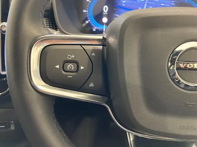 ボルボ ボルボ ＸＣ４０ アルティメット B4 AWDダークED 熊本県 2024(令6)年 0.9万km クリスタルホワイトP ・ワンオーナー/・スマートキー/・プッシュスタート/・衝突回避/・パークアシスト/・Ｐｉｌｏｔ Ａｓｓｉｓｔ/・ロードサインインフォメーション/・ブラインドスポットモニター/・クロストラフィックアラート/・ドライバーアラート/・レーンアシスタンス/・ハイビームアシスト/・クルーズコントロール(追従式)/・ハーフレザーシート/・前席パワーシート/・全席シートヒーター/・ハンドルヒーター/・純正Googleナビ/　【Bluetooth・USB・AppleCarPlay・AndroidAuto】/・harman/kardonサウンドシステム/・全方位カメラ/・ETC/・ワイヤレス充電/・LEDヘッドランプ/・LEDフォグランプ/・純正マット/・保証書/取説