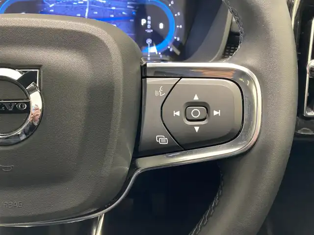 ボルボ ボルボ ＸＣ４０ アルティメット B4 AWDダークED 熊本県 2024(令6)年 0.9万km クリスタルホワイトP ・ワンオーナー/・スマートキー/・プッシュスタート/・衝突回避/・パークアシスト/・Ｐｉｌｏｔ Ａｓｓｉｓｔ/・ロードサインインフォメーション/・ブラインドスポットモニター/・クロストラフィックアラート/・ドライバーアラート/・レーンアシスタンス/・ハイビームアシスト/・クルーズコントロール(追従式)/・ハーフレザーシート/・前席パワーシート/・全席シートヒーター/・ハンドルヒーター/・純正Googleナビ/　【Bluetooth・USB・AppleCarPlay・AndroidAuto】/・harman/kardonサウンドシステム/・全方位カメラ/・ETC/・ワイヤレス充電/・LEDヘッドランプ/・LEDフォグランプ/・純正マット/・保証書/取説