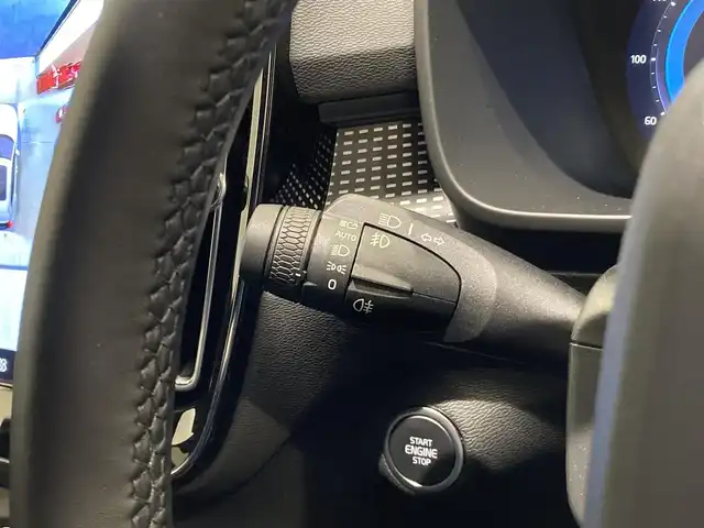 ボルボ ボルボ ＸＣ４０ アルティメット B4 AWDダークED 熊本県 2024(令6)年 0.9万km クリスタルホワイトP ・ワンオーナー/・スマートキー/・プッシュスタート/・衝突回避/・パークアシスト/・Ｐｉｌｏｔ Ａｓｓｉｓｔ/・ロードサインインフォメーション/・ブラインドスポットモニター/・クロストラフィックアラート/・ドライバーアラート/・レーンアシスタンス/・ハイビームアシスト/・クルーズコントロール(追従式)/・ハーフレザーシート/・前席パワーシート/・全席シートヒーター/・ハンドルヒーター/・純正Googleナビ/　【Bluetooth・USB・AppleCarPlay・AndroidAuto】/・harman/kardonサウンドシステム/・全方位カメラ/・ETC/・ワイヤレス充電/・LEDヘッドランプ/・LEDフォグランプ/・純正マット/・保証書/取説