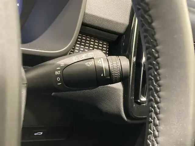 ボルボ ボルボ ＸＣ４０ アルティメット B4 AWDダークED 熊本県 2024(令6)年 0.9万km クリスタルホワイトP ・ワンオーナー/・スマートキー/・プッシュスタート/・衝突回避/・パークアシスト/・Ｐｉｌｏｔ Ａｓｓｉｓｔ/・ロードサインインフォメーション/・ブラインドスポットモニター/・クロストラフィックアラート/・ドライバーアラート/・レーンアシスタンス/・ハイビームアシスト/・クルーズコントロール(追従式)/・ハーフレザーシート/・前席パワーシート/・全席シートヒーター/・ハンドルヒーター/・純正Googleナビ/　【Bluetooth・USB・AppleCarPlay・AndroidAuto】/・harman/kardonサウンドシステム/・全方位カメラ/・ETC/・ワイヤレス充電/・LEDヘッドランプ/・LEDフォグランプ/・純正マット/・保証書/取説