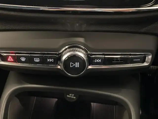 ボルボ ボルボ ＸＣ４０ アルティメット B4 AWDダークED 熊本県 2024(令6)年 0.9万km クリスタルホワイトP ・ワンオーナー/・スマートキー/・プッシュスタート/・衝突回避/・パークアシスト/・Ｐｉｌｏｔ Ａｓｓｉｓｔ/・ロードサインインフォメーション/・ブラインドスポットモニター/・クロストラフィックアラート/・ドライバーアラート/・レーンアシスタンス/・ハイビームアシスト/・クルーズコントロール(追従式)/・ハーフレザーシート/・前席パワーシート/・全席シートヒーター/・ハンドルヒーター/・純正Googleナビ/　【Bluetooth・USB・AppleCarPlay・AndroidAuto】/・harman/kardonサウンドシステム/・全方位カメラ/・ETC/・ワイヤレス充電/・LEDヘッドランプ/・LEDフォグランプ/・純正マット/・保証書/取説