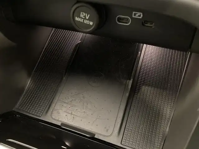 ボルボ ボルボ ＸＣ４０ アルティメット B4 AWDダークED 熊本県 2024(令6)年 0.9万km クリスタルホワイトP ・ワンオーナー/・スマートキー/・プッシュスタート/・衝突回避/・パークアシスト/・Ｐｉｌｏｔ Ａｓｓｉｓｔ/・ロードサインインフォメーション/・ブラインドスポットモニター/・クロストラフィックアラート/・ドライバーアラート/・レーンアシスタンス/・ハイビームアシスト/・クルーズコントロール(追従式)/・ハーフレザーシート/・前席パワーシート/・全席シートヒーター/・ハンドルヒーター/・純正Googleナビ/　【Bluetooth・USB・AppleCarPlay・AndroidAuto】/・harman/kardonサウンドシステム/・全方位カメラ/・ETC/・ワイヤレス充電/・LEDヘッドランプ/・LEDフォグランプ/・純正マット/・保証書/取説