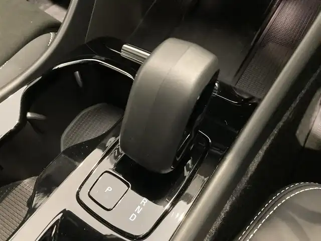 ボルボ ボルボ ＸＣ４０ アルティメット B4 AWDダークED 熊本県 2024(令6)年 0.9万km クリスタルホワイトP ・ワンオーナー/・スマートキー/・プッシュスタート/・衝突回避/・パークアシスト/・Ｐｉｌｏｔ Ａｓｓｉｓｔ/・ロードサインインフォメーション/・ブラインドスポットモニター/・クロストラフィックアラート/・ドライバーアラート/・レーンアシスタンス/・ハイビームアシスト/・クルーズコントロール(追従式)/・ハーフレザーシート/・前席パワーシート/・全席シートヒーター/・ハンドルヒーター/・純正Googleナビ/　【Bluetooth・USB・AppleCarPlay・AndroidAuto】/・harman/kardonサウンドシステム/・全方位カメラ/・ETC/・ワイヤレス充電/・LEDヘッドランプ/・LEDフォグランプ/・純正マット/・保証書/取説