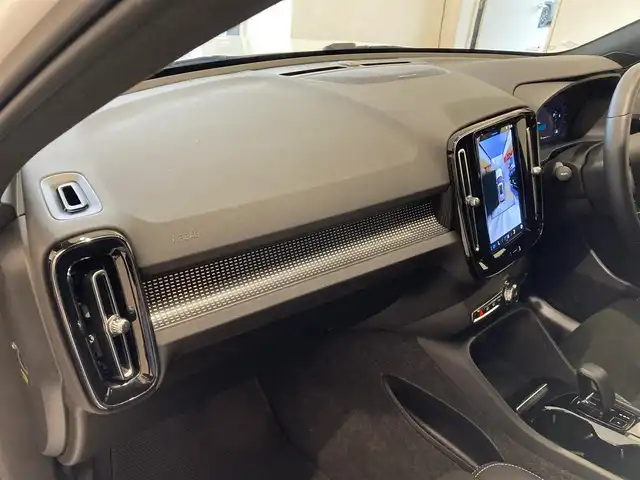 ボルボ ボルボ ＸＣ４０ アルティメット B4 AWDダークED 熊本県 2024(令6)年 0.9万km クリスタルホワイトP ・ワンオーナー/・スマートキー/・プッシュスタート/・衝突回避/・パークアシスト/・Ｐｉｌｏｔ Ａｓｓｉｓｔ/・ロードサインインフォメーション/・ブラインドスポットモニター/・クロストラフィックアラート/・ドライバーアラート/・レーンアシスタンス/・ハイビームアシスト/・クルーズコントロール(追従式)/・ハーフレザーシート/・前席パワーシート/・全席シートヒーター/・ハンドルヒーター/・純正Googleナビ/　【Bluetooth・USB・AppleCarPlay・AndroidAuto】/・harman/kardonサウンドシステム/・全方位カメラ/・ETC/・ワイヤレス充電/・LEDヘッドランプ/・LEDフォグランプ/・純正マット/・保証書/取説