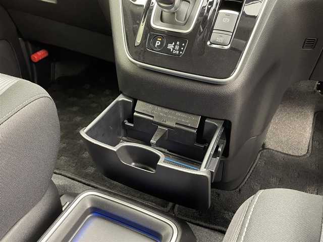 日産 セレナ e－パワー ハイウェイスター V 三重県 2020(令2)年 6.3万km ダイヤモンドブラック パイオニア９型ナビ　アルパイン後席モニター　全方位カメラ　プロパイロット　セーフティパックＢ　パーキングアシスト　シートヒーター　ステアリングヒーター　衝突軽減装置　両側パワスラ　ＬＥＤライト　禁煙車