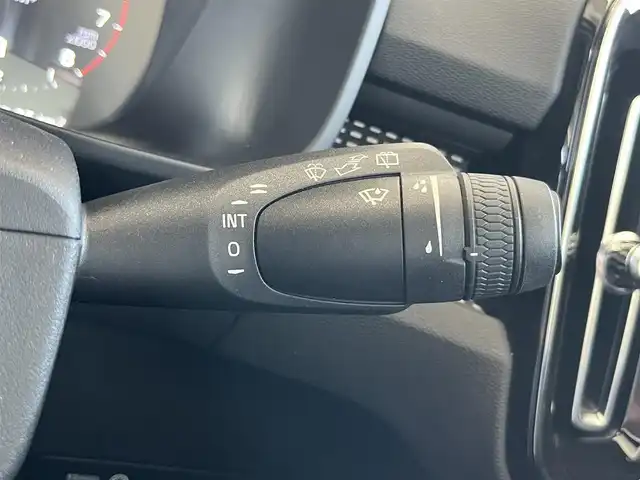 ボルボ ＸＣ４０ B4 AWD Rデザイン 山形県 2020(令2)年 3.5万km クリスタルホワイトP/ブラック 純正ナビゲーション/・AppleCarPlay/・AndroidAuto/・Bluetooth/・フルセグTV/・AM/FM/・USB/ブラインドスポットモニター/前後ドライブレコーダー/ハーマンカードン　/アダプティブクルーズコントロール/全方位カメラ/ワイヤレスチャージ/ハンドルヒーター/革巻ステア/LEDヘッドライト/・オートライト/・オートマテックハイビーム/キーレスエントリー/・スマートキー/ブラインドスポットモニター/ETC/全席シートヒーター